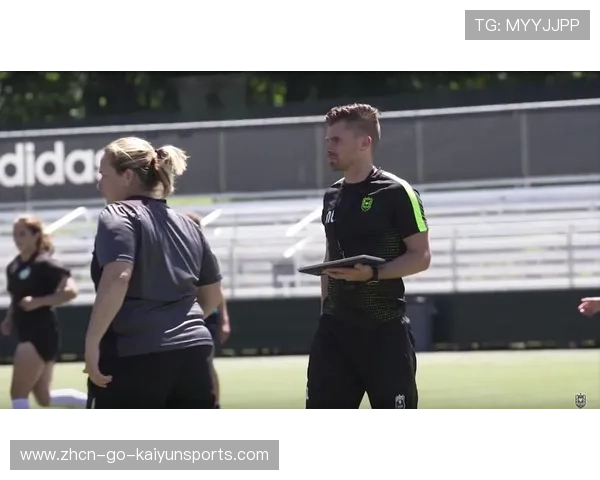 职业球员是否接受联盟指定的公众演讲能力训练，业余球员成为职业球员